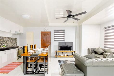 Modern transient house in Camp 7, Baguio City .